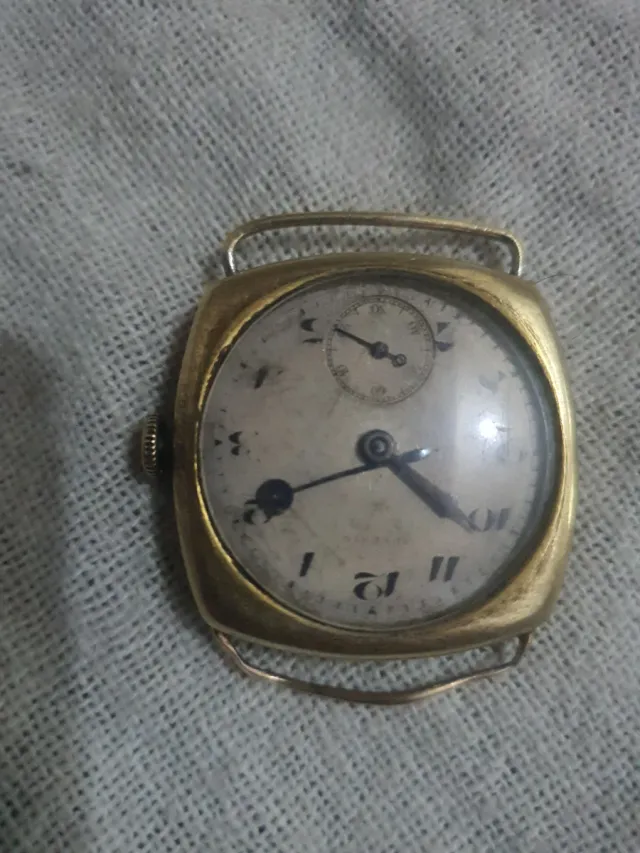 Orologio antico dorato per pezzi