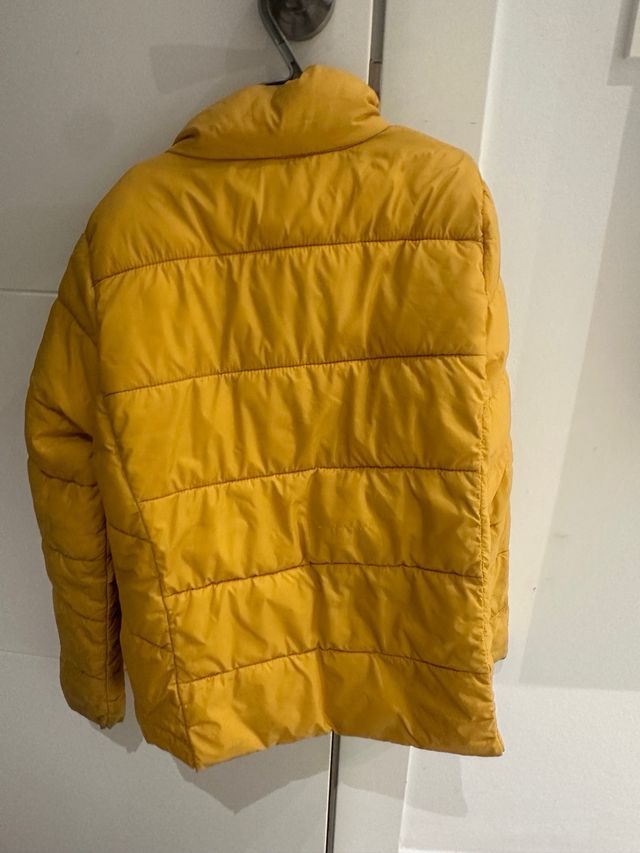 Chaqueta acolchada mostaza 9 años