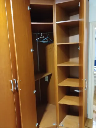 Armario esquinero de madera