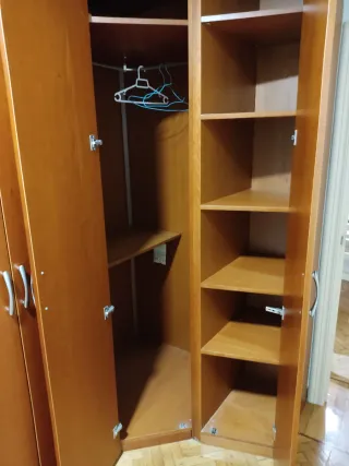 Armario esquinero de madera