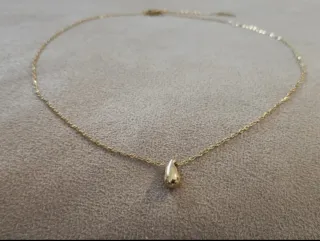 Collar bañado en oro con colgante gota