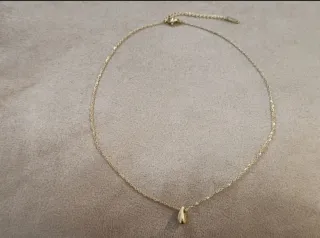 Collar bañado en oro con colgante gota