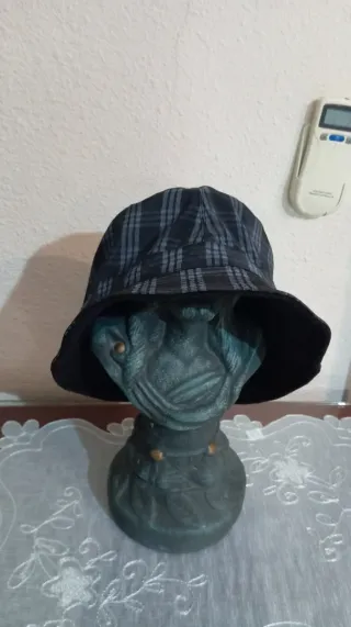 2 Gorros a cuadros negro y gris,y marrón por 4€