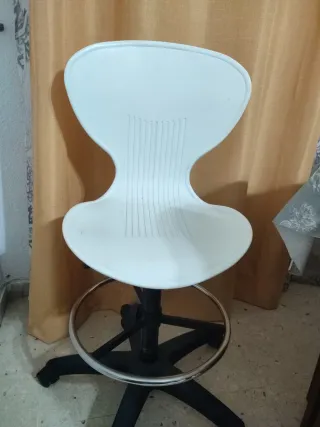 Silla de oficina giratoria blanca y negra