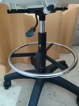 Silla de oficina giratoria blanca y negra