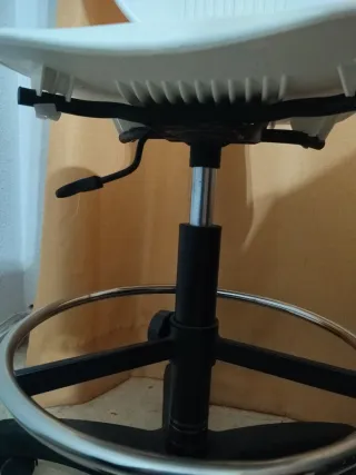 Silla de oficina giratoria blanca y negra