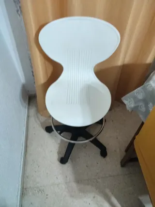 Silla de oficina giratoria blanca y negra