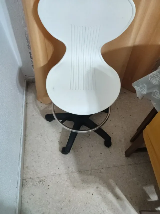 Silla de oficina giratoria blanca y negra