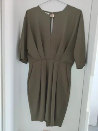 Vestido verde oliva con pinzas