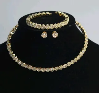 Conjunto de Joyas Doradas con Cristales