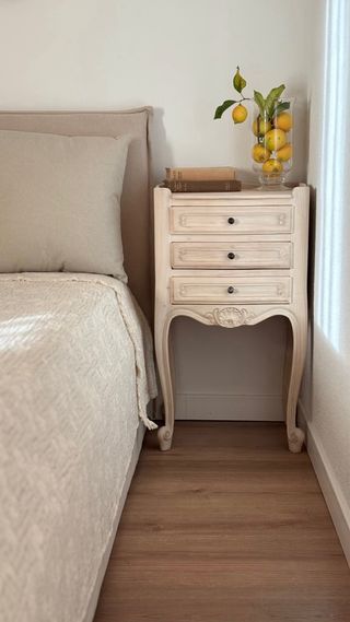 Mesita de noche Luis XV decapada