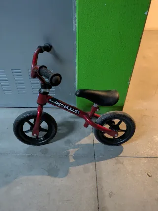Bici de equilibrio roja para niños