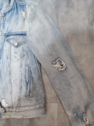 Cazadora vaquera desgastada