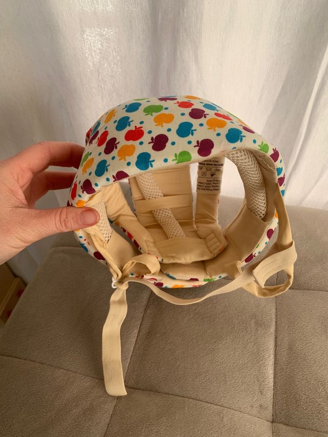 Casco anti golpes bebé estampado manzanas