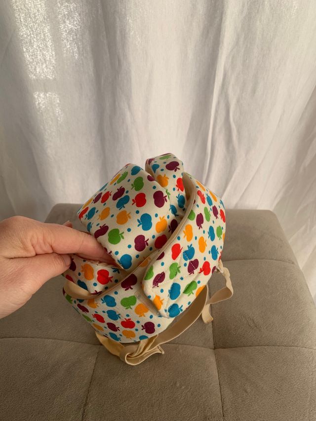 Casco anti golpes bebé estampado manzanas