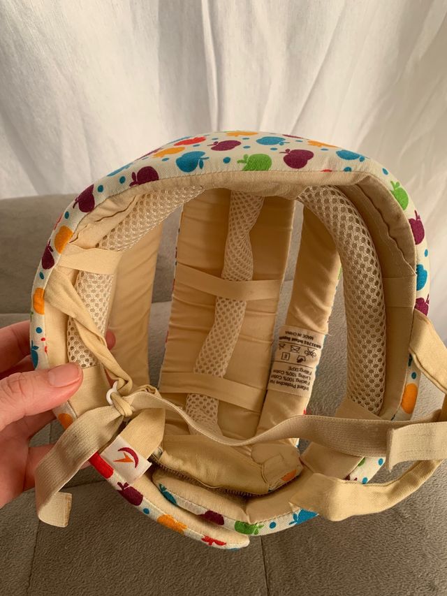 Casco anti golpes bebé estampado manzanas