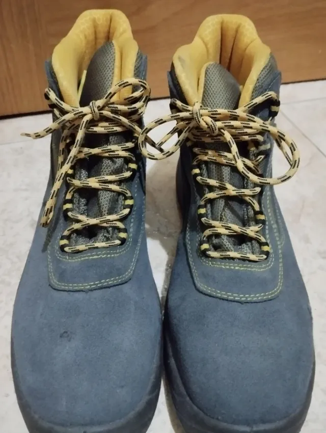 Botas de seguridad azules y amarillas