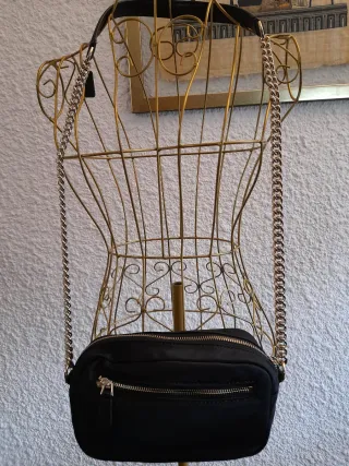 Bolso Guess Negro Cadena Dorada