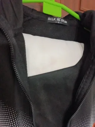 Chándal deportivo negro y naranja