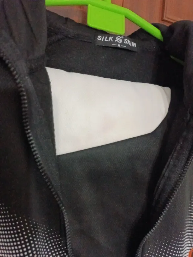 Chándal deportivo negro y naranja