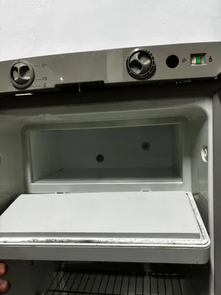 Nevera trivalente para caravana dometic