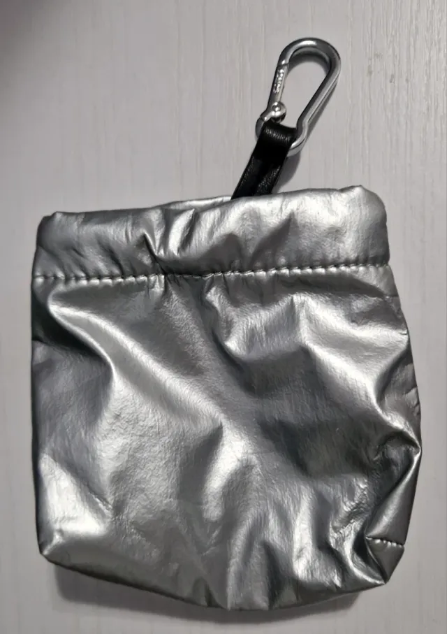 Bolsito plateado para monedas