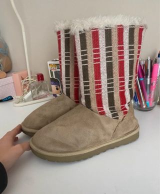 Botas de pelo beige y multicolor