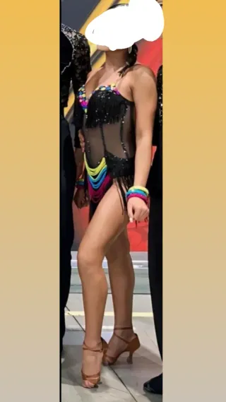 Vestito da ballo nero e multicolor