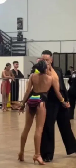 Vestito da ballo nero e multicolor