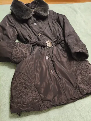 Abrigo de mujer marrón oscuro con brillo