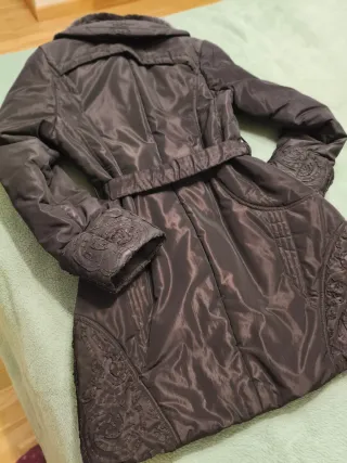 Abrigo de mujer marrón oscuro con brillo