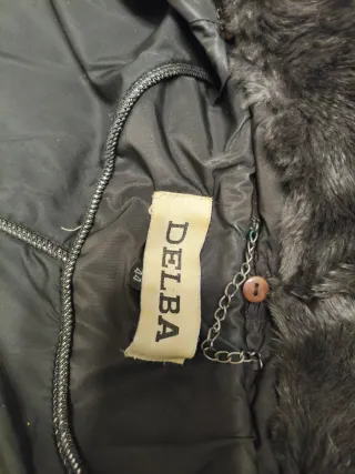 Abrigo de mujer marrón oscuro con brillo