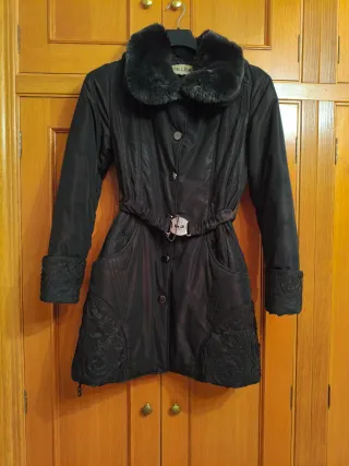 Abrigo de mujer marrón oscuro con brillo