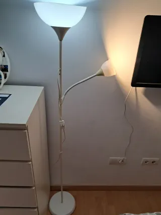 Lámpara de pie blanca con luz auxiliar