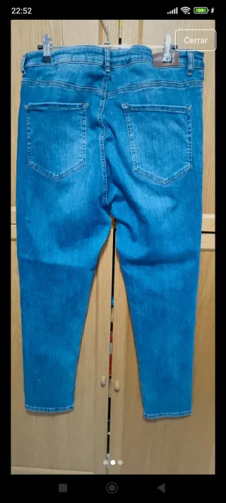 Pantalón vaquero con tachuelas