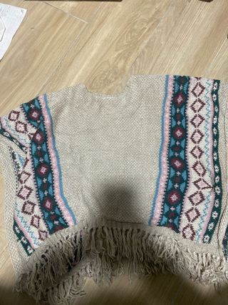 Poncho tejido con flecos