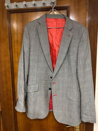 Chaqueta americana gris con forro rojo