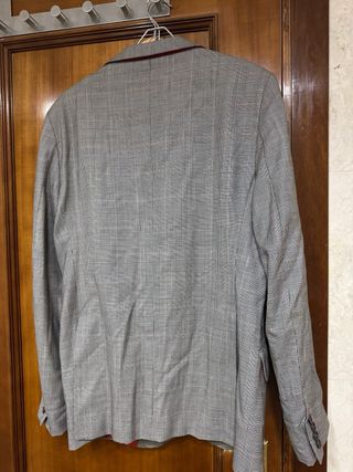 Chaqueta americana gris con forro rojo