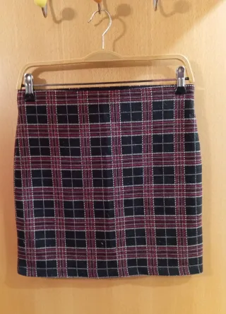 Falda de cuadros negra y roja