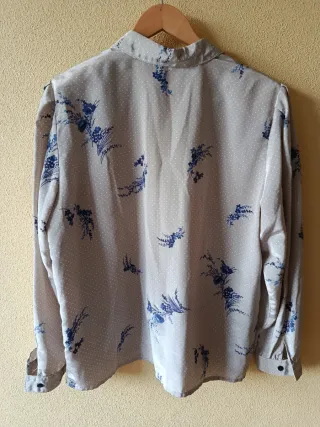 Camisa satinada floral manga larga