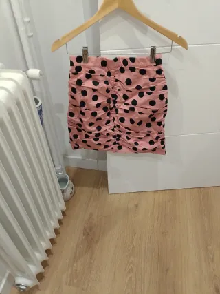 Falda Stradivarius lunares rosa y negra T.M