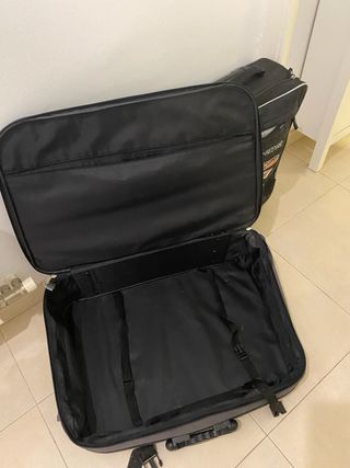 Maleta de viaje gris y negra