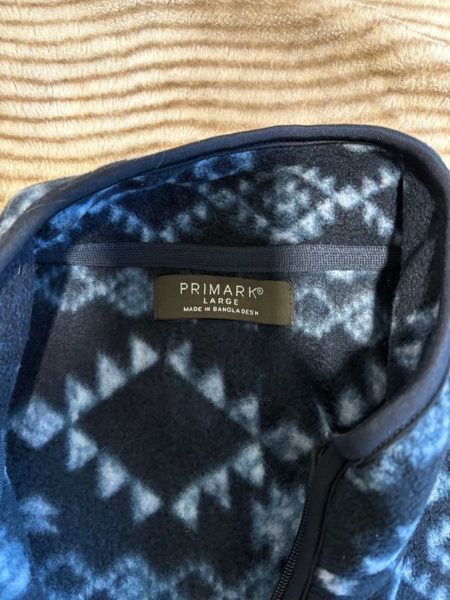 Forro polar estampado azul y blanco