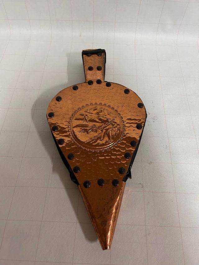 Antichità: Pieghe di rame decorate