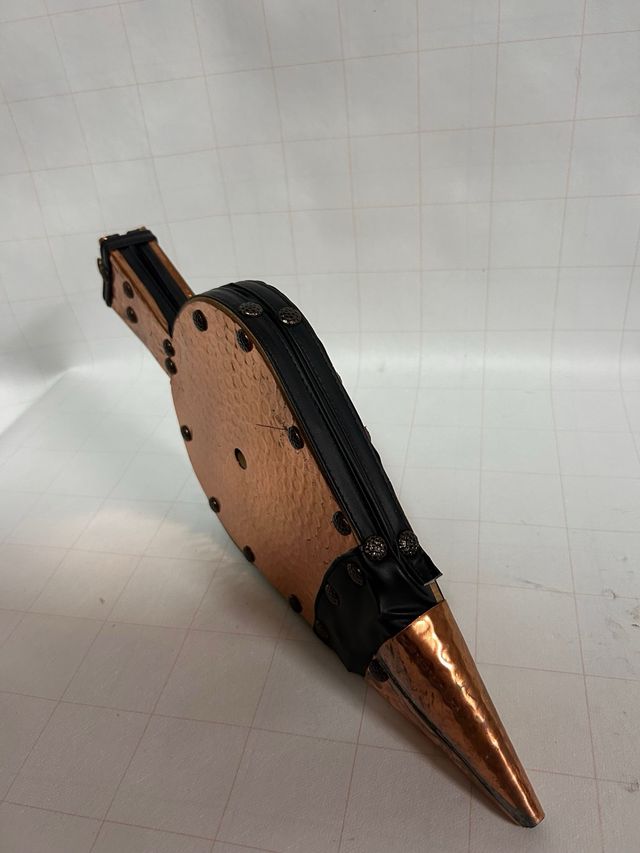 Antichità: Pieghe di rame decorate