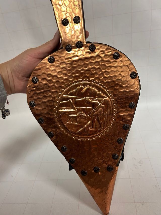 Antichità: Pieghe di rame decorate