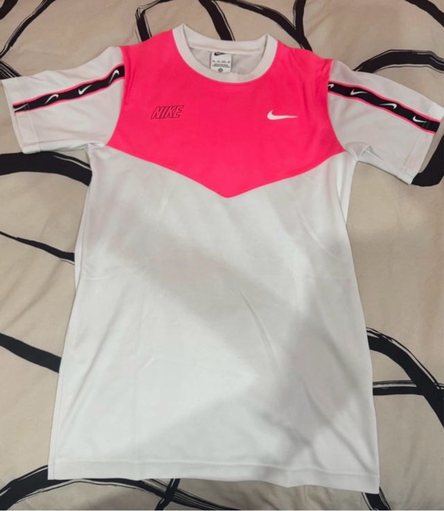 Camiseta Nike manga corta rosa y blanca