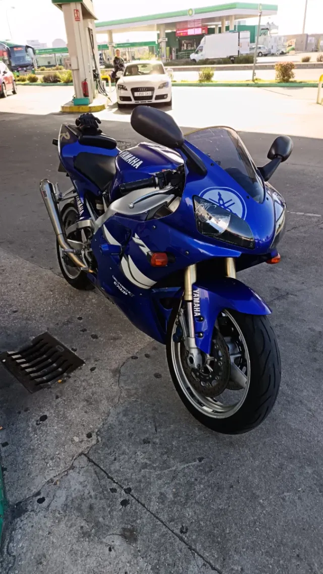 Yamaha R1 1999 azul