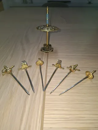 Juego de seis pinchos de espada dorados
