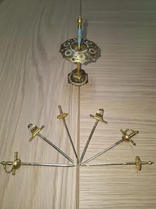 Juego de seis pinchos de espada dorados